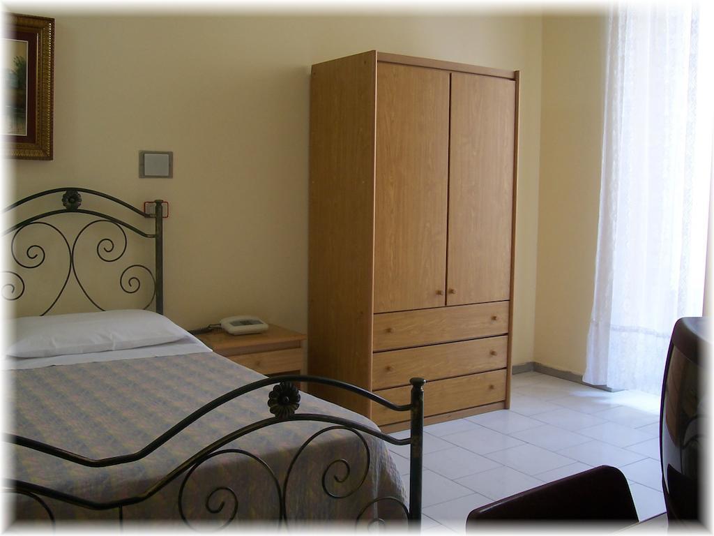 Hotel Pensione Romeo Bari Luaran gambar